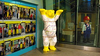 Metro-Bear-Berlin: This Buddy Bear with its map of the Berlin U-Bahn and S-Bahn can be found in Alexanderplatz station