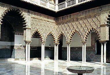 The patio de las Doncellas in 2000, with the marble pavement laid in 1581–1584.
