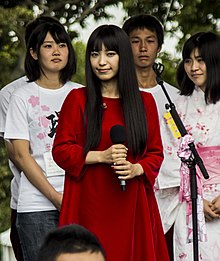Miwa performing with students at the Tohoku wa La renaissance event, at Champ-de-Mars in Paris.