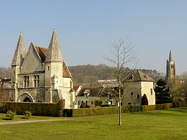 The chateau and church in Béthisy-Saint-Pierre