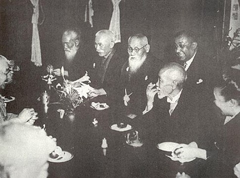 A dinner party given to Bose in his honour by his close Japanese friends, including Mitsuru Tōyama, a right-wing nationalist and Pan-Asianism leader (centre, behind the table), and Tsuyoshi Inukai, future Japanese prime minister (to the right of Tōyama). Behind Tōyama is Bose. 1915.