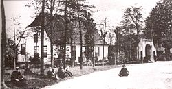 A postcard from 1910 showing the Ribbius mansion and the "Gate to Binderen" in the center of Lieshout