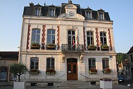 The town hall in Saint-Julien-du-Sault