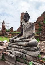 Будда в руинах храма