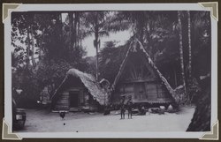 Children in front of house ijn Ovia Olo (c. 1930)