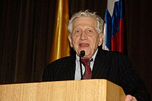 Peter Hall delivering address at Pontificia Universidad Católica de Chile