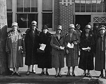 OSU students attending an extension course in journalism in Lebanon, Oregon in 1930.