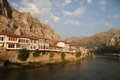 Blick auf Amasya mit Felsengräbern