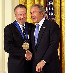 Erich Kunzel (left) receives the 2006 National Medal of Arts from President George W. Bush (right) at a 2007 ceremony.