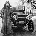 Alice Huyler Ramsey with her Maxwell automobile
