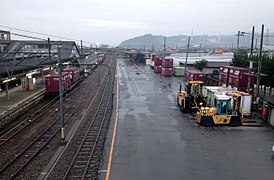 To the left is the island platform with a freight train. Next to it can be seen two passing sidings, the rightmost one served by the container platform. This photo was taken in 2012.