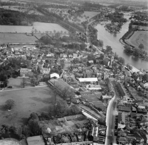 Hampton 1946, showing Station Road with the Meux Cottages terrace leading to St Mary's Church, the Beveree (left of frame), Castle House (centre), and Hurst Park Racecourse, Tagg's Island and Hampton Court Palace (top right)