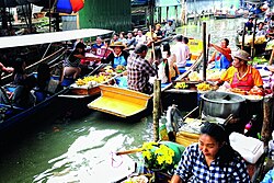Damnoen Saduak floating market, a famous local attraction