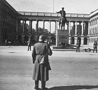 German sentries in front of the monument, in 1939 or 1940