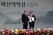 Changjoon Justin Lee (right) receiving the 2024 Asan Award in Medicine in Basic Medicine
