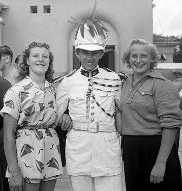 Van Vliet and Hannie Termeulen with a Monegasque soldier at the 1947 European Championships