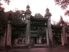 The Tam quan of Láng Temple, Hanoi is a four-pillar style combined with a curved roof